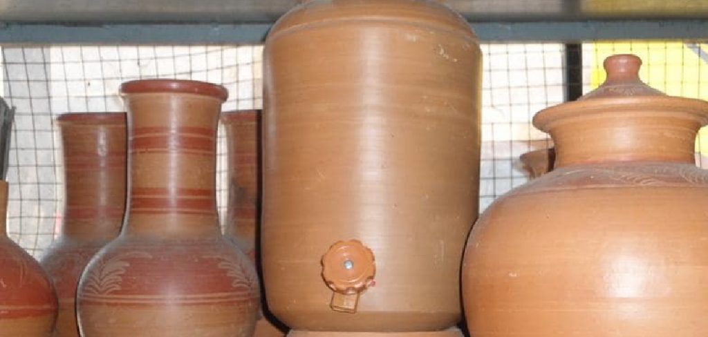 How to Make Pottery With a Lathe